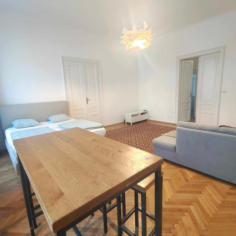 Large 4 Room Apartment In The Center Of Wien Eksteriør billede