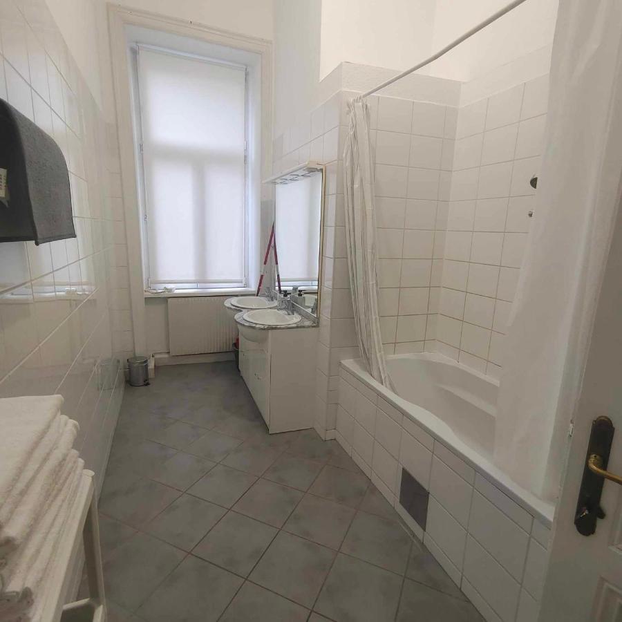 Large 4 Room Apartment In The Center Of Wien Eksteriør billede